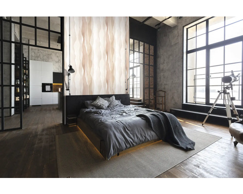 Schlafzimmer im Loft-Stil mit Bett, Tapete mit Wellenmuster und grossen Fenstern