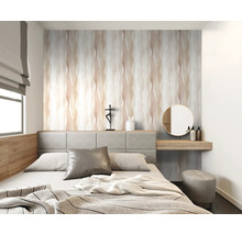 Helles Schlafzimmer mit Bett, Spiegel und Dekorationsartikeln