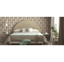 Chambre lumineuse avec tête de lit tressée, papier peint à motifs et éléments décoratifs.