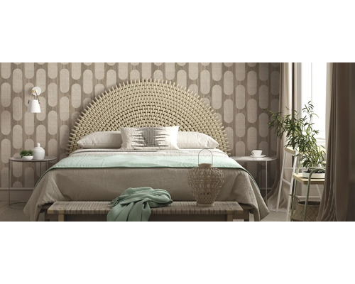 Chambre lumineuse avec tête de lit tressée, papier peint à motifs et éléments décoratifs.