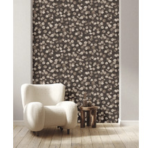 Zimmeransicht mit Blattmuster-Tapete, Sessel und Beistelltisch