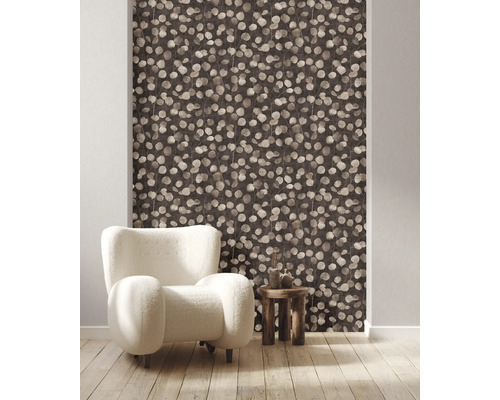 Zimmeransicht mit Blattmuster-Tapete, Sessel und Beistelltisch