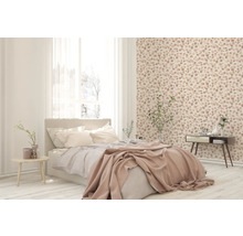 Helles Schlafzimmer mit Bett, Nachttisch und gemusterter Tapete