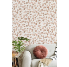 Wandgestaltung mit Tapete und Eukalyptusmuster hinter Couch