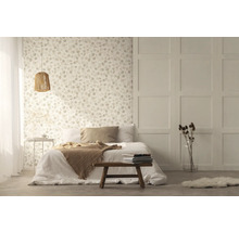 Helles Schlafzimmer mit Doppelbett, Nachttisch, Deckenleuchte und Tapete mit Blattmuster