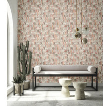 Heller Raum mit geometrischer Tapete, Bank und Dekorationsgegenständen