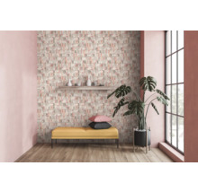 Heller Raum mit gemusterter Tapete, Sitzbank, Zimmerpflanze und Regal