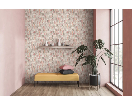 Heller Raum mit gemusterter Tapete, Sitzbank, Zimmerpflanze und Regal