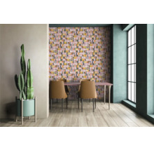 Helles Esszimmer mit modernem geometrischem Tapetenmuster, Esstisch mit Stühlen und Kaktus im Topf