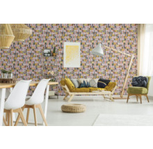 Wohnzimmer mit geometrischer Tapete, Sofa und Esstisch