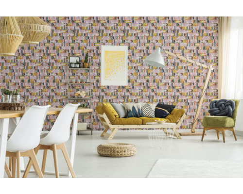 Wohnzimmer mit geometrischer Tapete, Sofa und Esstisch