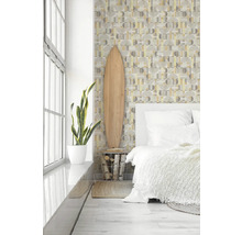 Hell eingerichtetes Schlafzimmer mit gemusterter Tapete, Zimmerpflanze und Surfbrett