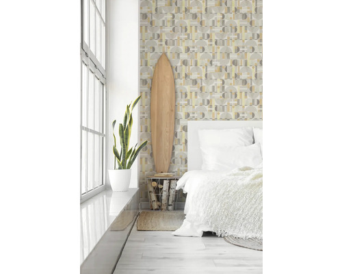 Hell eingerichtetes Schlafzimmer mit gemusterter Tapete, Zimmerpflanze und Surfbrett