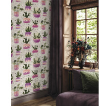 Wohnzimmer mit Kaktus-Tapete, Fenster und Vorhängen für eine gemütliche Atmosphäre.