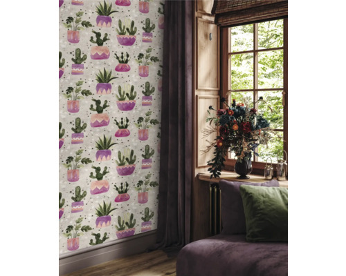 Wohnzimmer mit Kaktus-Tapete, Fenster und Vorhängen für eine gemütliche Atmosphäre.