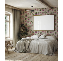 Schlafzimmer mit gemusterten Tapeten, Bett und Fenster