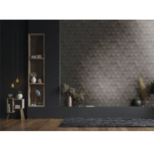 Salon avec revêtement mural en écailles, étagères et parquet en bois