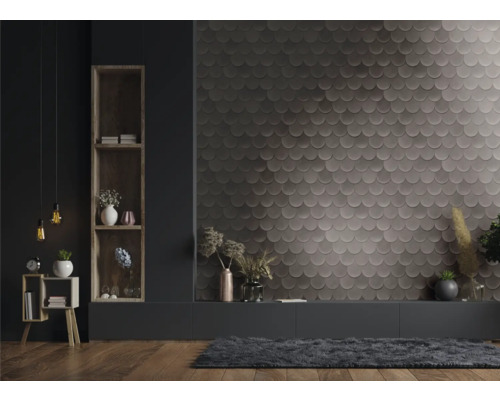 Salon avec revêtement mural en écailles, étagères et parquet en bois