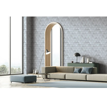 Wohnzimmer mit Couch, Stehlampe, Dekoration und Wandfliesen in Schuppenoptik