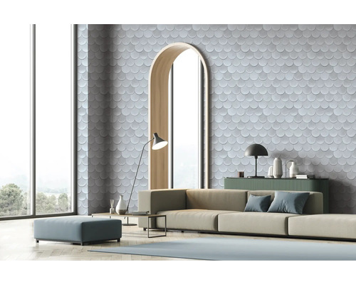 Wohnzimmer mit Couch, Stehlampe, Dekoration und Wandfliesen in Schuppenoptik