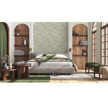 Helles Schlafzimmer mit Bett, Holzregalen, Fenstern und dekorativen Elementen.