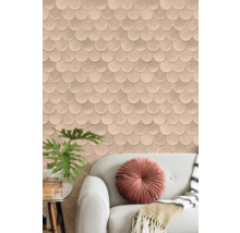 Séjour avec papier peint à écailles et canapé