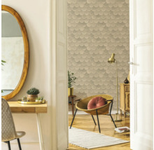 Heller Raum mit Schreibtisch, Spiegel und Tapete mit schuppenförmigem Muster