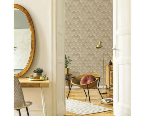Heller Raum mit Schreibtisch, Spiegel und Tapete mit schuppenförmigem Muster