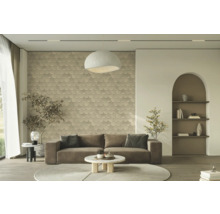 Wohnzimmer mit Sofa, Teppich, Lampe und dekorativer Wand