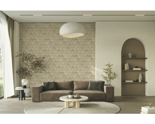 Wohnzimmer mit Sofa, Teppich, Lampe und dekorativer Wand