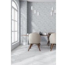 Pièce lumineuse avec table à manger, chaises et décoration murale à motif d''écailles