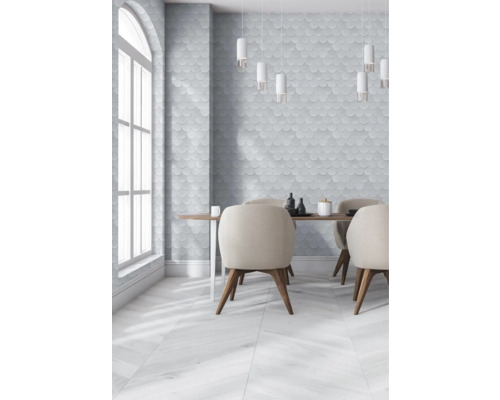 Pièce lumineuse avec table à manger, chaises et décoration murale à motif d''écailles