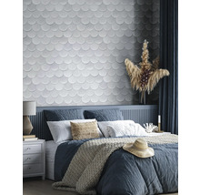 Chambre avec lit, table de chevet et carreaux muraux en forme d''écailles