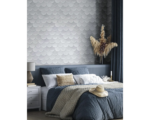 Chambre avec lit, table de chevet et carreaux muraux en forme d''écailles