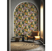 Pièce avec papier peint à motifs, fauteuil et tapis rond