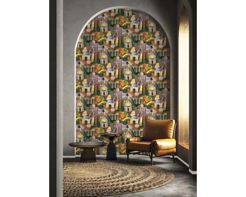 Pièce avec papier peint à motifs, fauteuil et tapis rond