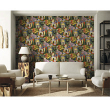 Salon avec papier peint à motifs, canapé et fauteuils