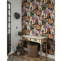 Intérieur décoratif avec papier peint à motifs, table en bois, panier, porte, chapeau et plantes.