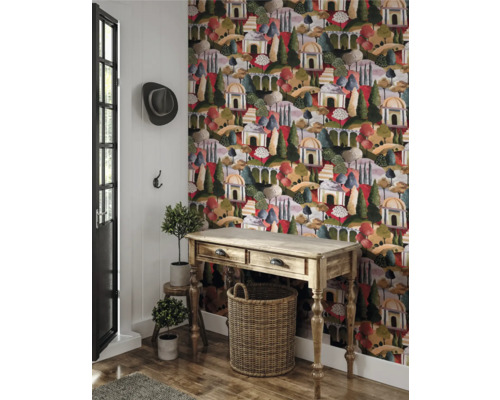 Intérieur décoratif avec papier peint à motifs, table en bois, panier, porte, chapeau et plantes.