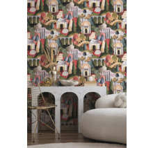 Salon décoratif avec papier peint à motifs, orné d''arbres et d''éléments architecturaux.