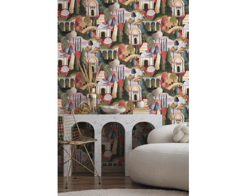 Salon décoratif avec papier peint à motifs, orné d''arbres et d''éléments architecturaux.