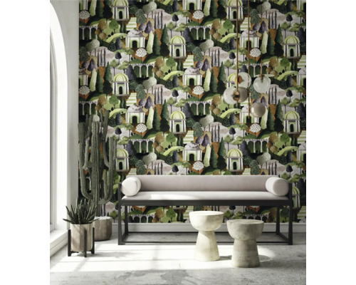 Pièce avec papier peint à motifs, banc et éléments décoratifs