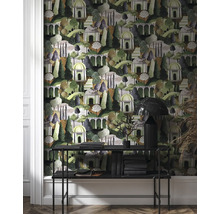 Pièce avec un papier peint à motifs représentant un paysage avec des arbres et de petits bâtiments. Une console est placée devant le papier peint.