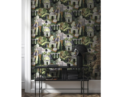 Pièce avec un papier peint à motifs représentant un paysage avec des arbres et de petits bâtiments. Une console est placée devant le papier peint.