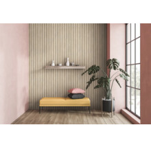 Salon avec panneaux muraux, banc, plante et décoration