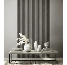 Dekoratives Wohnzimmer mit geriffelter Wand, Tisch, Büchern und Vasen