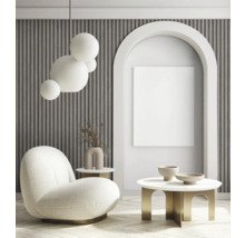 Wohnzimmer mit Sessel, Tisch und Dekoration