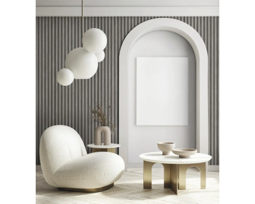 Wohnzimmer mit Sessel, Tisch und Dekoration