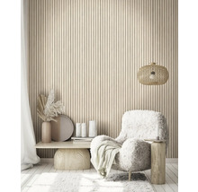 Salon avec fauteuil, table d''appoint, lampe et revêtement mural