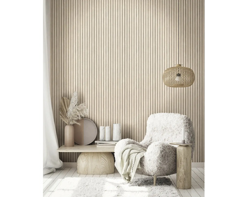 Salon avec fauteuil, table d''appoint, lampe et revêtement mural